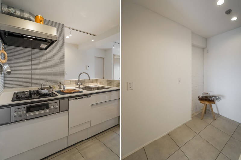 <b>左・</b>キッチンは食洗機完備。壁には白いタイルが丁寧に貼りつめられています。廊下へつながる動線を向いているので、作業中だって「行ってらっしゃい」も「おかえり」も逃しません！／<b>右・</b>たっぷり取られたバックスペース。さりげなく、冷蔵庫置き場の壁だけ躯体現し＋白塗装仕上げなのが心にくいと思いませんか？