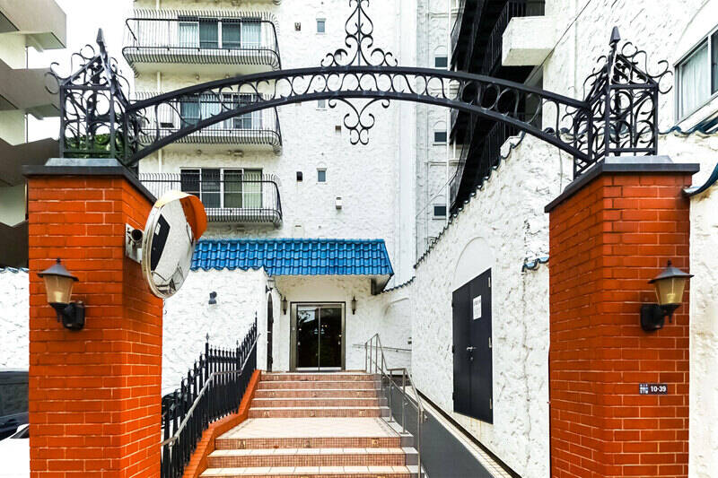 「ここはお城？」と勘違いしてしまうほど、素敵な門扉とアプローチ。ヴィンテージマンション好きにはたまらない意匠ですね！