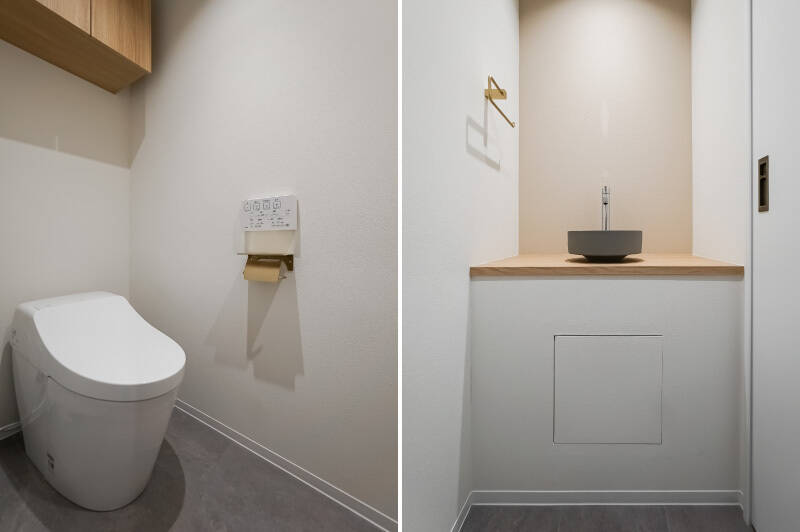 トイレは廊下からアクセスする間取り。シンプルなタンクレスタイプで、対面に独立手洗いカウンターを配置しています。