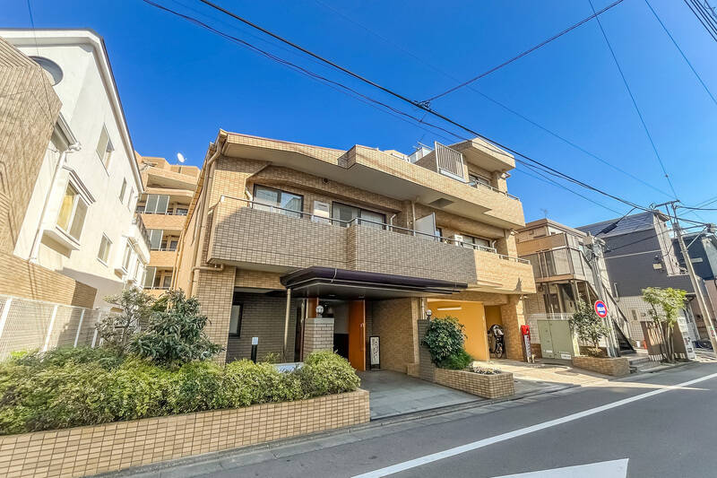 2000年竣工、総戸数37戸。気品を感じるタイル貼りの外観です。