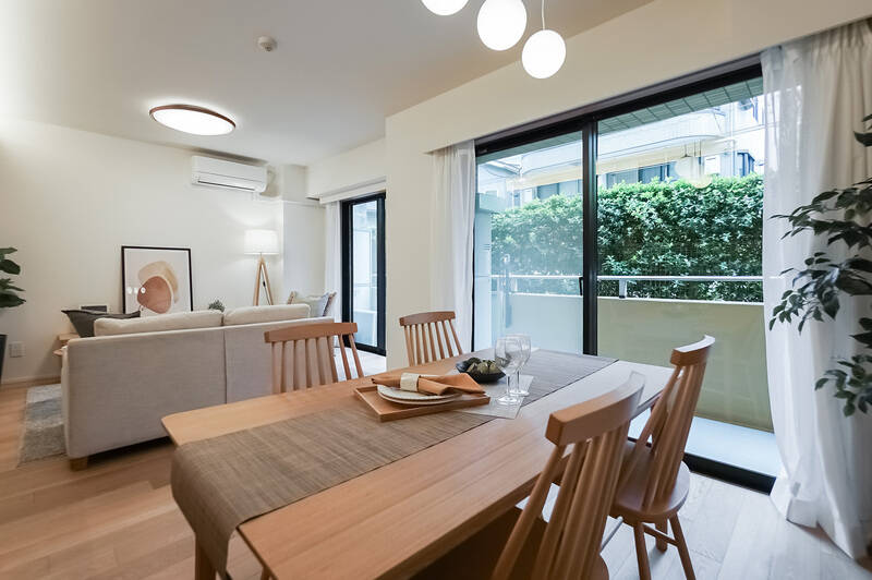 まずはLDKから。約16.1帖で、リビングとダイニングのスペースをそれぞれ余裕を持って設けられる広さです。