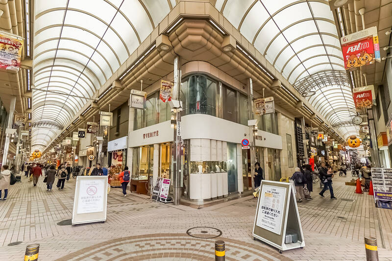 武蔵小山といえば、地元に愛される「武蔵小山商店街PALM（パルム）」抜きには語れません。L字型のアーケードには約250店が軒を連ね、お手頃価格の薬局・日用品店、期間限定ショップなどがずらりと並びます。まさにお買い物天国です♡（徒歩5分）