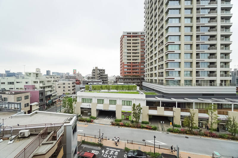 道路を挟んで、お向かいにはタワーマンションが。ラッキーなことに視線の正面にあたるのは低層部分なので、圧迫感はありません。