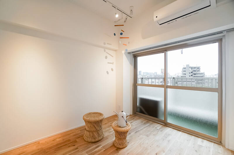 LDKのお隣にある洋室へやって来ました。南東向きの掃き出し窓からは、バルコニーに出ることができます。