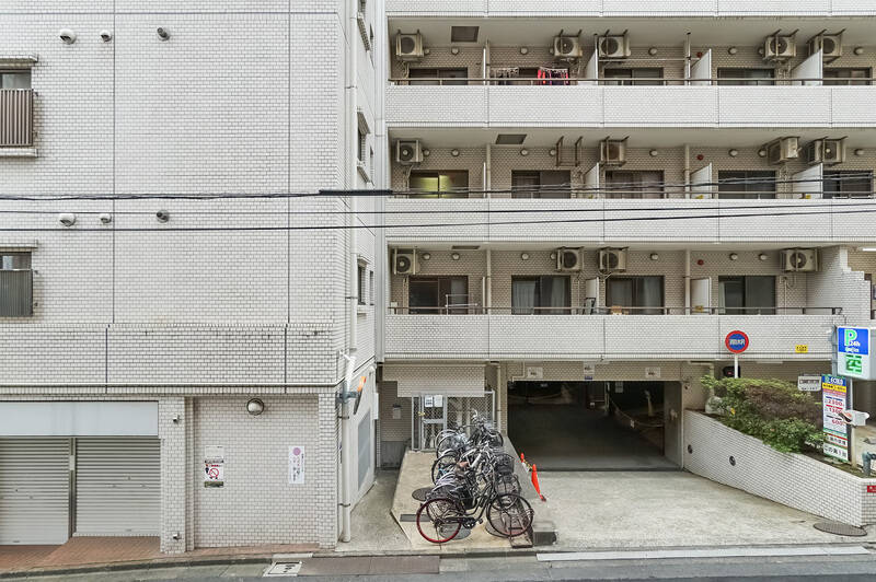 2階に所在しているため、目線はやや近め。道路との距離感などは、現地でもご確認くださいね。