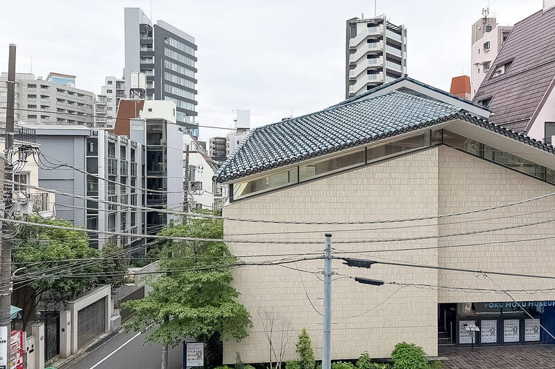 こちらは南東向きバルコニーの正面。青い屋根の建物は「ヨックモックミュージアム」です。