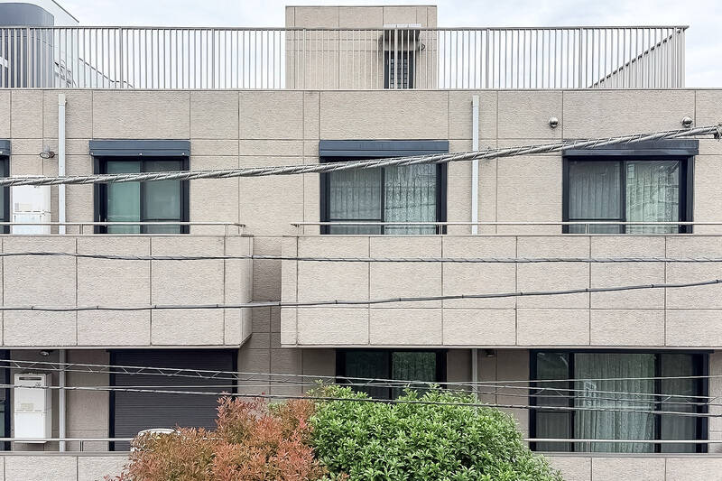 リビング正面の北東向きバルコニー。向かいのマンションの窓と目線の高さが近いため、視線はやや気になるかも。道路分の距離が取れているため、圧迫感はありません。