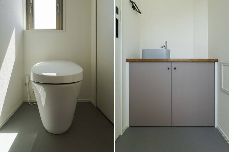 バルコニーへつながる窓の手前にはトイレがあります。手洗い器付きです。