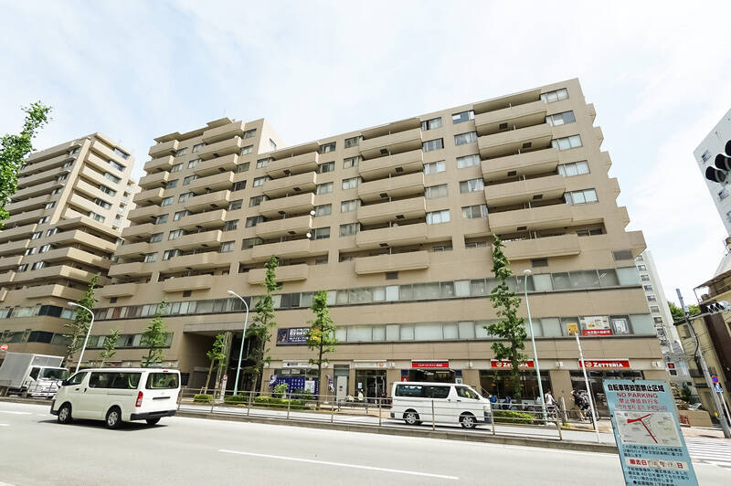 マンションから「護国寺」駅までは徒歩1分！ 小雨ぐらいなら傘がいらなそうな距離感です。1〜3階にはコンビニや飲食店が入居しており、利便性もあります。