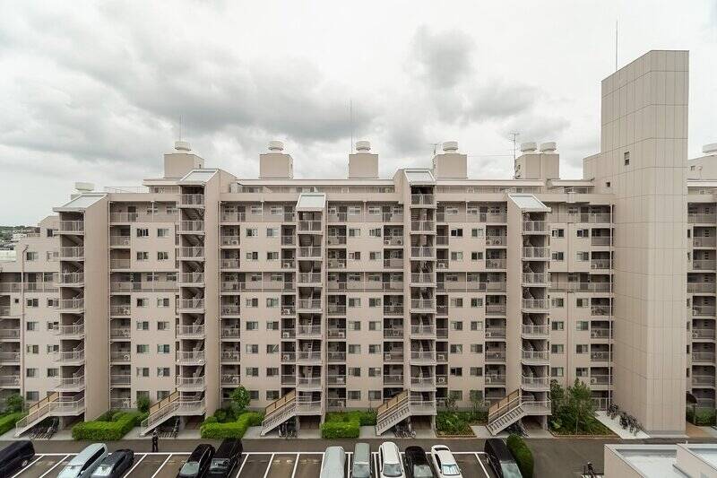 こちらは8階の住戸です。お向かいには同じマンションの別棟が建っていますが、間には駐車場・植栽スペースが。たっぷり距離が取れているので、視線を気にせずリラックスできそうです。