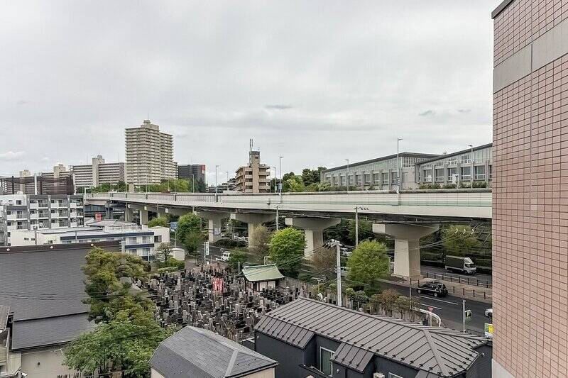 LDKからアクセスする、南東側のバルコニーからの眺望。一定の抜けは感じられるものの、眼下には蓮華寺の境内風景が広がるため、景色の感じ方は現地でご確認いただくのがおすすめです。