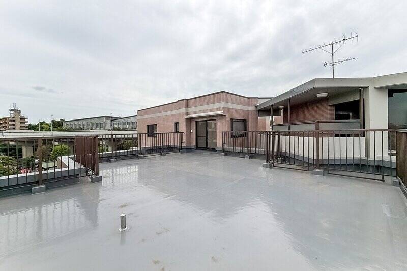対角線上からもチェック。南西側は共用廊下に面しているので、通行のタイミングによっては軽く会釈を交わすような場面があるかもしれません。