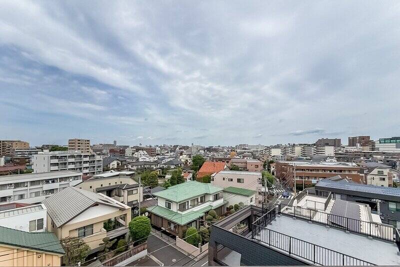 こちらは北東側の眺望。周囲には低層住宅が広がっており、遠くまで視線の抜けを感じられます。