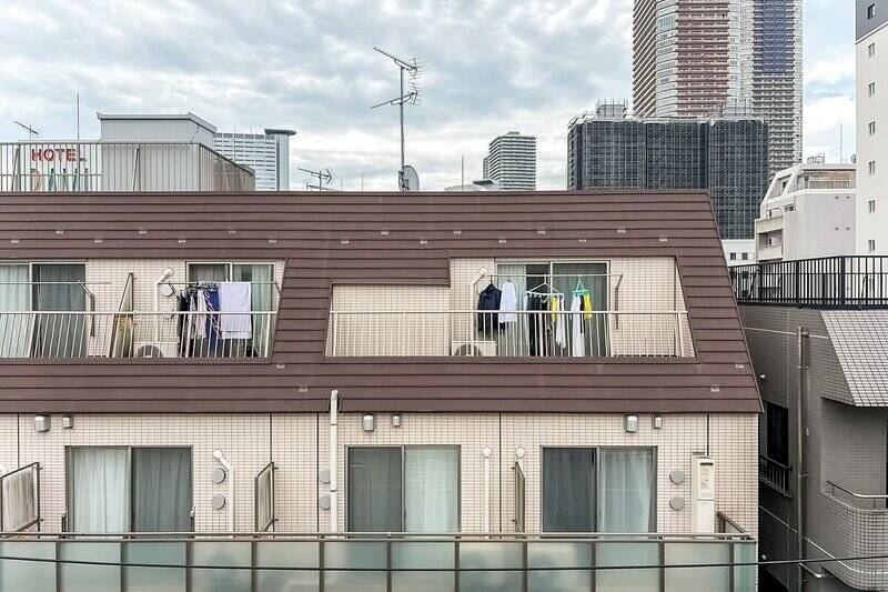 道路を挟んで正面に建物があります。眺望や視線の抜け感については現地でもご確認ください。