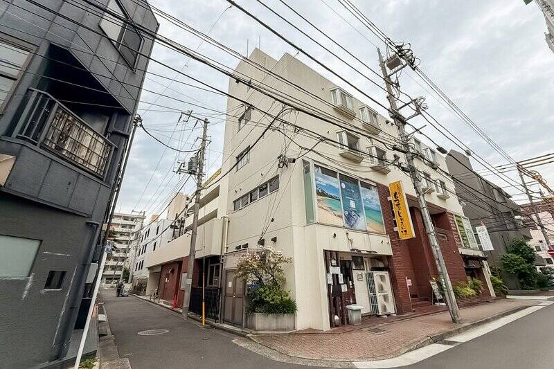 1981年竣工・総戸数32戸のマンション。飲食店を含む複数のテナントが入居しています。2019年に大規模修繕工事を実施しているほか、必要に応じた修繕が適宜行われていますよ。