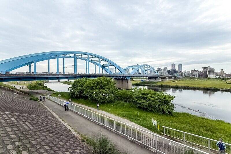 マンションから多摩川の河川敷までは徒歩10分。週末にはピクニックやランニングを楽しむ人々で賑わい、思い思いに過ごす風景が広がります。河川敷ではマルシェや野外シネマなどのイベントが開催されることもあり、地域の憩いの場として親しまれているようです。