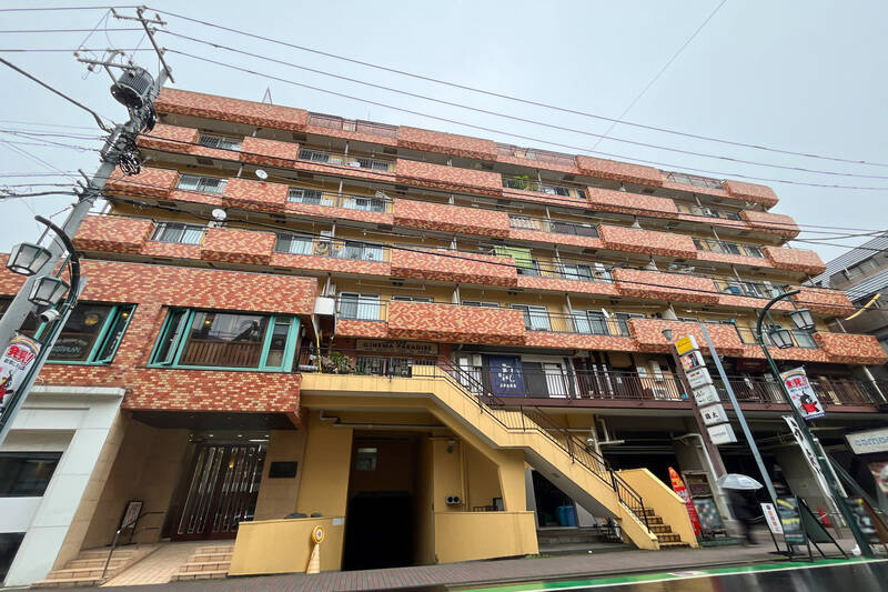 1977年竣工、総戸数123戸のビッグコミュニティマンション。写真の通り1・2階には店舗が入居しています。見切れていますが、左手には<b>24時間営業のスーパー</b>「ダイエー三軒茶屋店イオンフードスタイル」、そして2階には100円ショップまで……!こんな便利でいいのでしょうか。