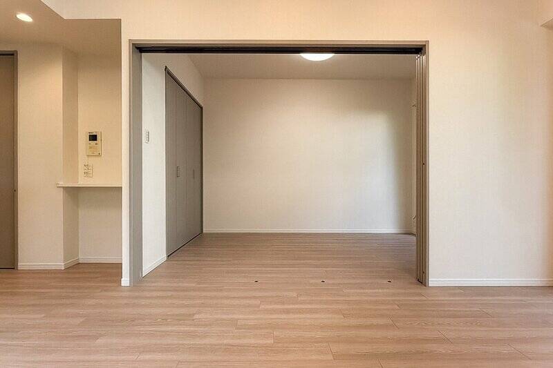 あらためてLDKへ。隣接する洋室Aは、引き戸を開けることでリビングダイニングの拡張スペースとして使うことも可能です。