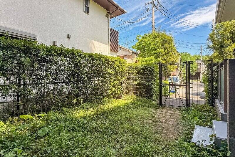 隣接する戸建てとの距離は近いものの、植栽とフェンスに囲まれているため、プライバシー性は確保されている印象です。
