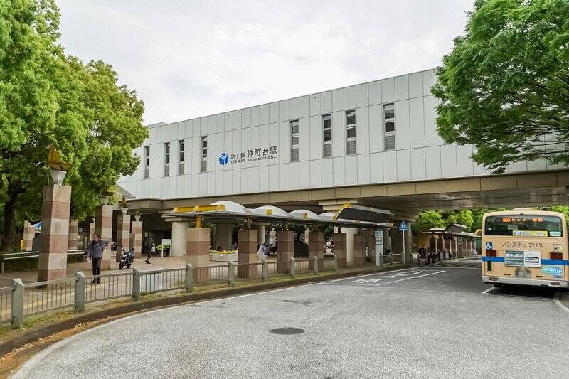 今回ご紹介する物件は、横浜市営地下鉄ブルーライン「仲町台」駅から徒歩12分。駅周辺にはスーパーや飲食店が充実し、生活利便性が備わっています。後ほど詳しくご紹介しますね！