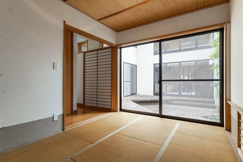 廊下に出ると、左手にクローゼットとトイレがあります。