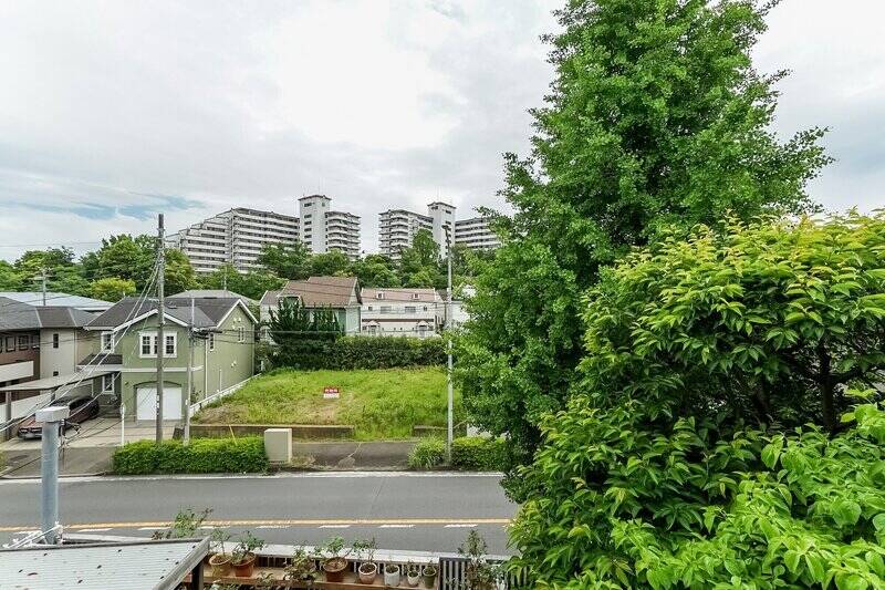 2階バルコニーからの眺望。周辺には高い建物がないため、空が広くひらけています。近くに「第三京浜道路」につながる入り口があるため、正面の道路の交通量は多い印象。音の聞こえ方は現地でご確認ください。
