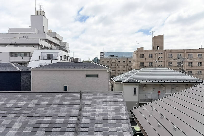 住宅が密集していますが、空は広く開けています。