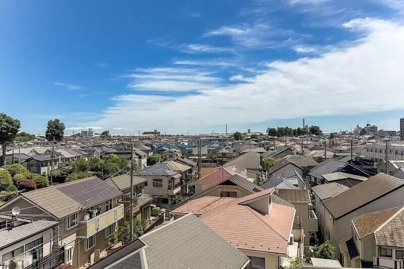 マンションの前には戸建てを中心とした低層の街並みが広がっているため、視線はその先まで気持ちよく抜けていきます。この青空に、ふと心がほどける瞬間も多そう……♡ さらによ〜く目をこらすと、右手奥には小さく「東京スカイツリー」の姿が！