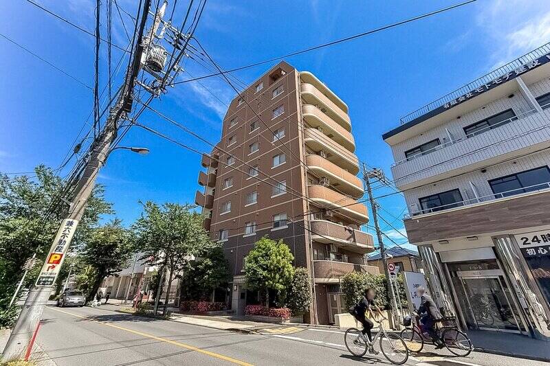 総戸数23戸・9階建ての、スリムな外観。ワンフロアあたり最大3住戸のため、すべてが角住戸でプライバシーに配慮された設計です。
