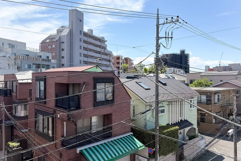 周辺に高い建物がないので、空は広く開けています。道路を挟んで正面には建物があり、視線の感じ方などは現地でご確認ください。