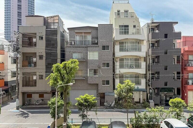 眺望はこちら。正面の建物と向き合っていますが、敷地内の駐車場と通りを挟んで距離が取れているため、視線はそこまで気にならない印象です。