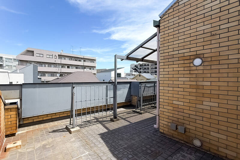 住戸にはなんと、<b>4つものルーフバルコニーが備わっています</b>。その中でもこちらが、いちばん大きいサイズ。