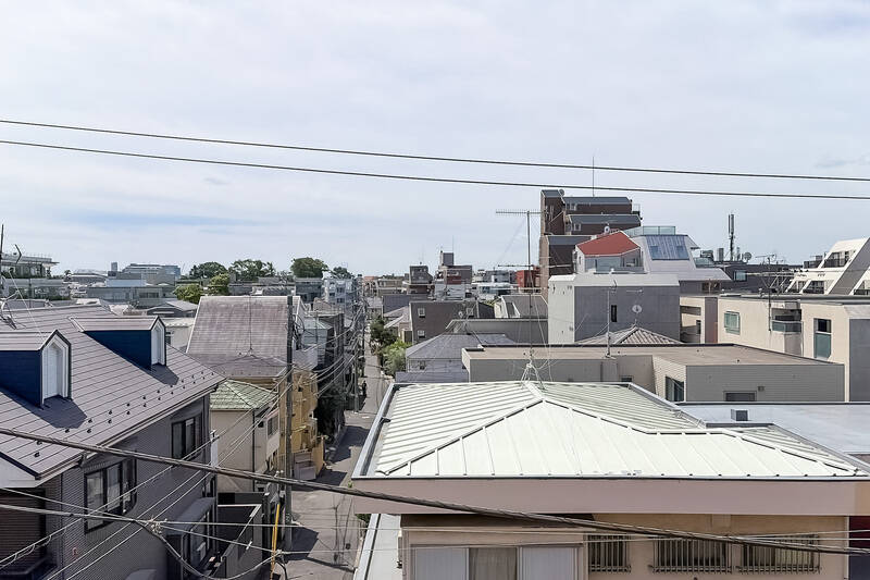 正面には低層住宅が広がり、視界は良好。空を大きく仰げますね。