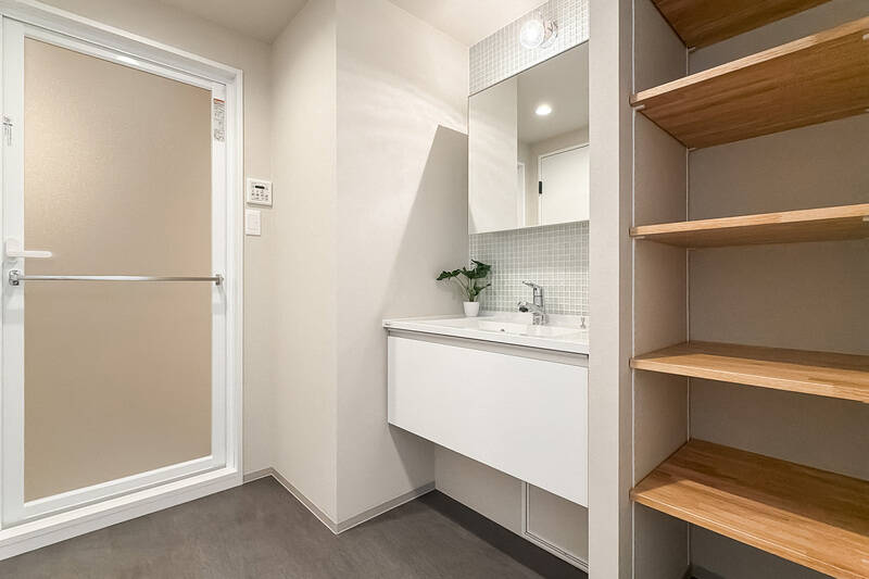 こちらは廊下からアクセス。洗面スペースはトイレが同じ空間にまとまった、「2in1」スタイルです。右手にトイレが配置されています。<br>
