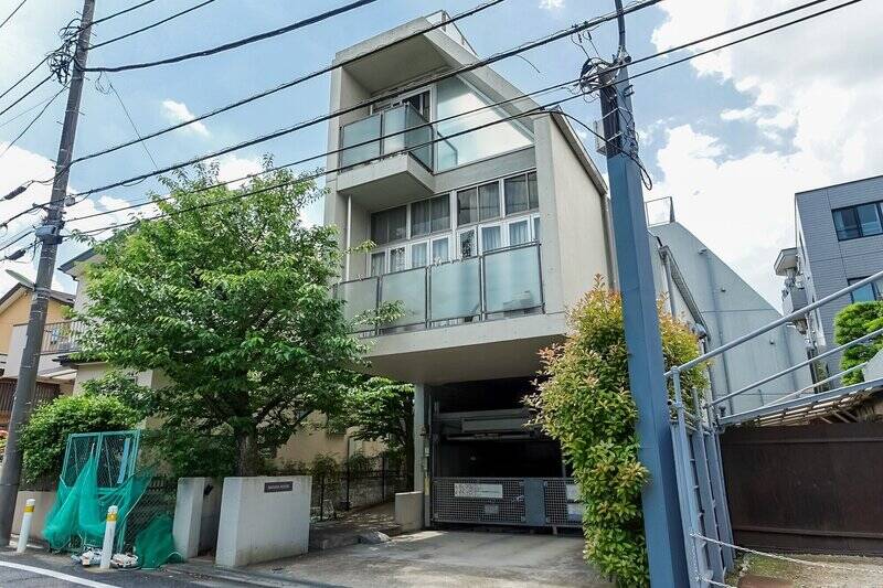 閑静な住宅街に佇む、2006年築・総戸数7戸の建物。シンボルツリーの桜が目印です。エントランスの横には住民用の機械式駐車場があり、なんと無償で利用可能です！