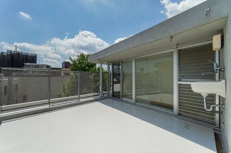 おおー！ ルーフテラスは、ご覧の通りの陽当たりのよさ！ スロップシンクや、ハンモック・タープ用の金具も用意されています。こんなふうに天気のいい日は風を感じながらハンモックに揺られたいですね〜。