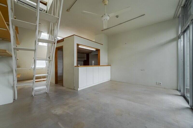 壁や天井は白塗装仕上げで、足元はフロアタイル敷きです。小さなお店やさんのように独立したキッチンが可愛い♡ しかもキッチンの上部はロフト風の収納空間になっているのです（後ほどクローズアップしますね）。