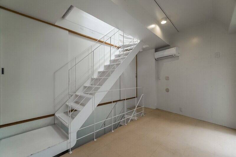 反対側からもパシャリ。シンプルな白い階段が空間全体のアクセントになっていますね。階段の奥に、引き戸で区切られた洋室Bがあります。