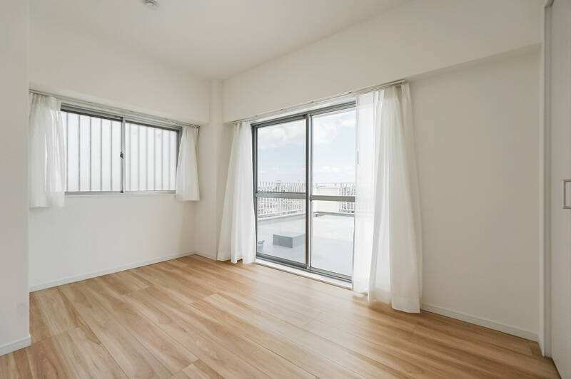 洋室Bは廊下からアクセスする独立タイプ。こちらも二面採光で、南東側の掃き出し窓はルーフバルコニー、北東側の腰窓は共用廊下に面しています。
