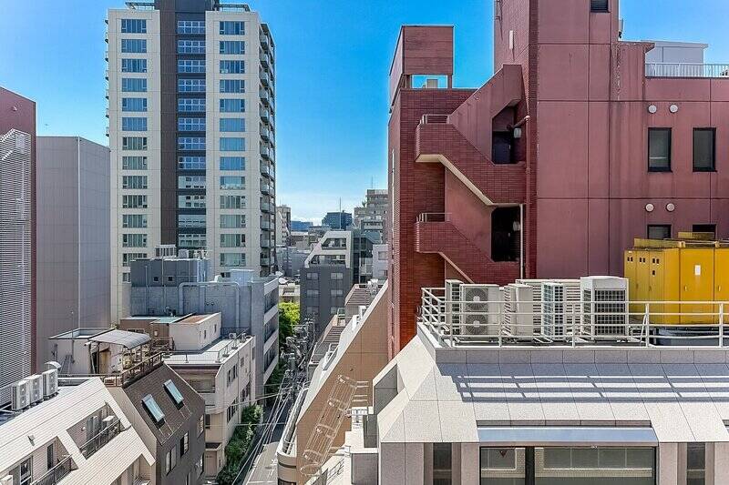 駅から近いため周辺は背の高い建物が並んでいますが、その隙間から空を仰げる贅沢さ。高層階ならではの特権かもしれません。