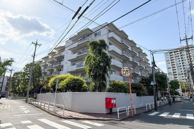 ご紹介するのは、1976年竣工、総戸数167戸のビッグコミュニティ。清潔感とレトロさを兼ね備えたマンションです。