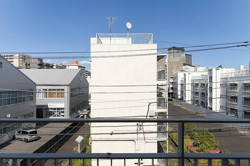 北東向きのため、午前中を中心にやさしい光を感じられそう。前面には地上4階建ての三菱電機の社宅が建っています。