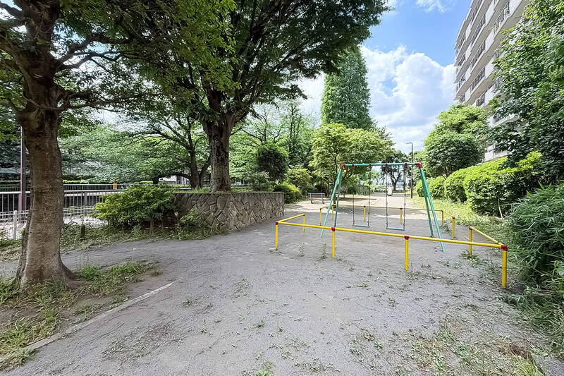 そしてなんと、マンション敷地と石神井川の間には「二之橋児童遊園」が♡ ブランコに滑り台、お砂場がある小さな公園ですが、お子さまがいらっしゃるファミリーにはとてもうれしい存在ですよね。住戸はちょうど滑り台の前あたりに位置しています。