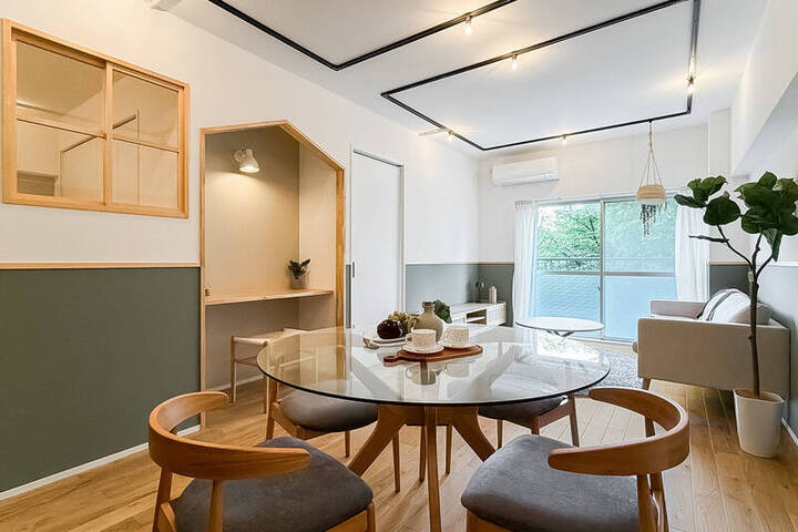 川と桜と三角屋根