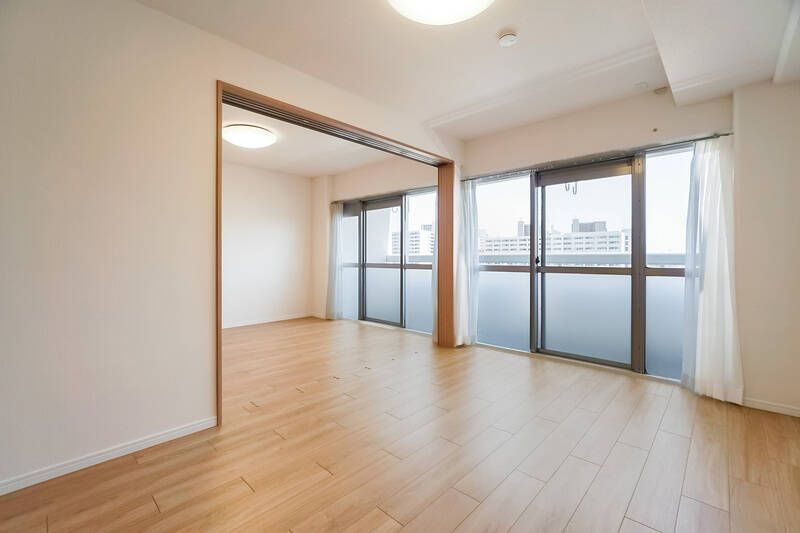 住戸の東側はほぼ一面が開口部となっており、お隣の洋室Aとの引き戸を開放してワイドスパン風に使うこともできます。ちなみに、洋室Aとつなげたこの状態で約17.8帖です。