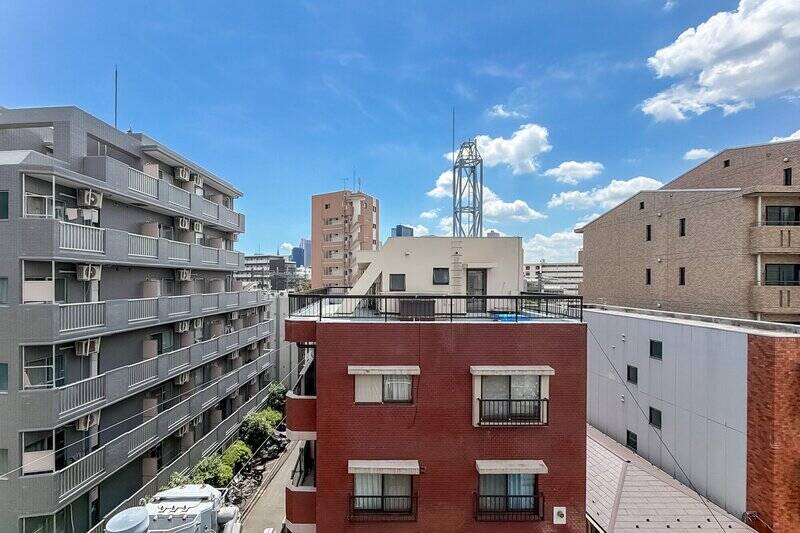 こちらは南東向きのバルコニーからの眺望。周辺には目線と同じくらいの高さの建物が立ち並んでいますが、視界を大きく遮るような閉塞感はありません。