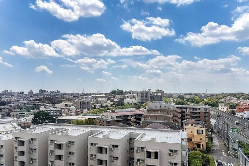南西向きのバルコニーからは、青空を望むことができます。右手には、東名高速道路が走っており、車の走行音が聞こえます。音の感じ方は現地でご確認ください。