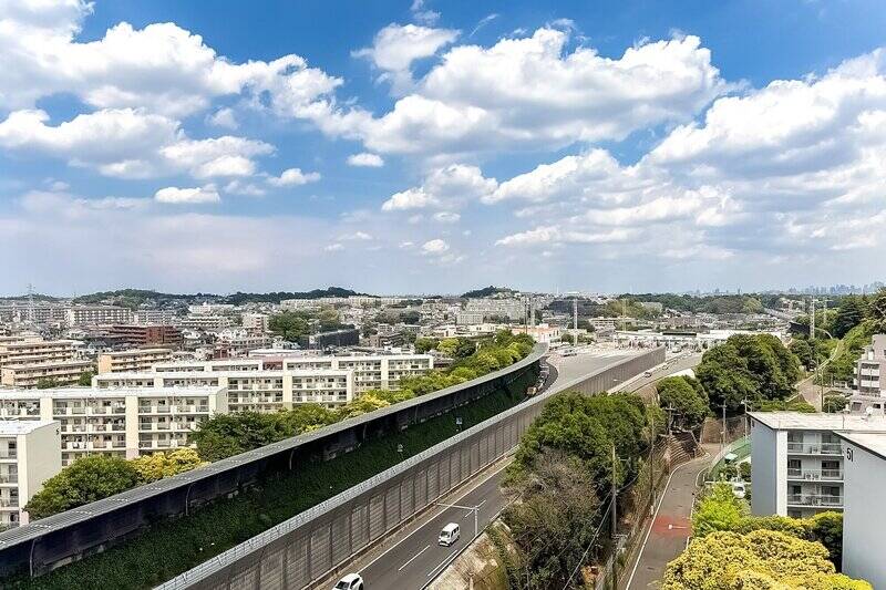 こちらの眺望は、東名高速道路の東京料金所を望むビュー。グリーンも多いですね！