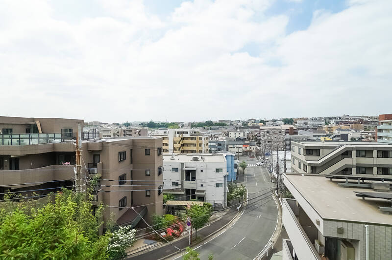 周辺には高い建物がなく、眺望が抜けています。開放感があって気持ちいい！