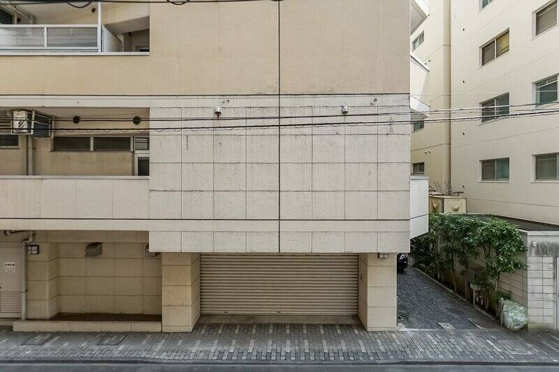 住戸は大通り側ではなく、一方通行の道路に面しています。2階部分のため道ゆく人の姿は視界に入りますが、車の往来は比較的落ち着いた印象です。
